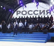 Праздник на Михайловской набережной в День России посетил мэр Кудрявцев