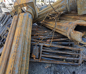 Исторический чугунный забор начали восстанавливать в Первомайском сквере