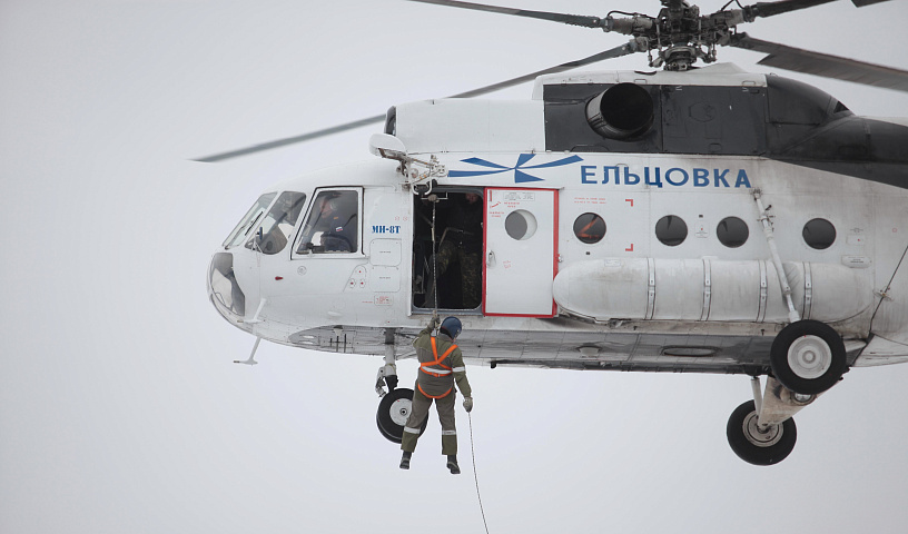 Пожарный десант отработал спуск с вертолёта Ми-8 под Новосибирском