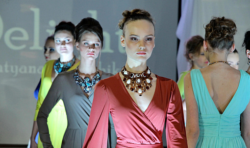 Под знаком огненной лошади: в чём встречать Новый год — советы стилиста