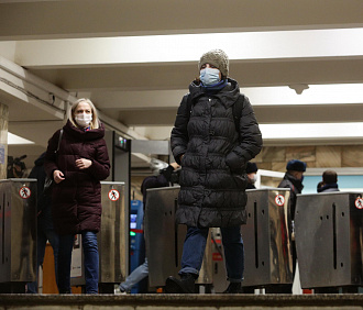 Троих безмасочников поймали в метро Новосибирска в утренний час пик