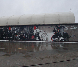 Огромные портреты Виктора Цоя нарисовали углём на стене в Новосибирске
