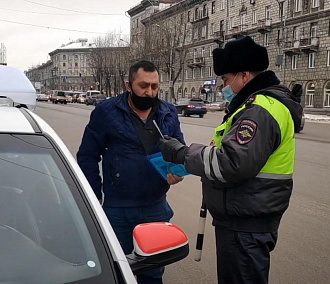 Выдай маски пассажирам: беспечных новосибирских таксистов штрафует ГИБДД