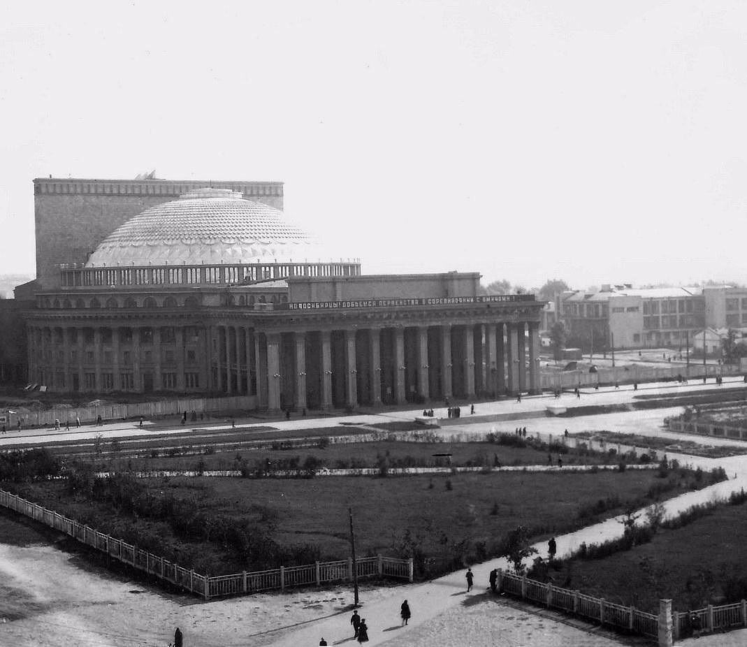 Сошедший с открытки: как строили Новосибирский театр оперы и балета