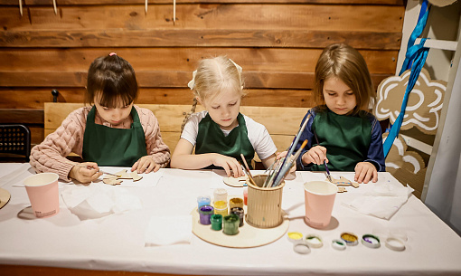 Чудо-фабрика: как в Новосибирске дети создают игрушки на настоящем станке