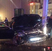 Mersedes впечатался в столб в центре Новосибирска — водитель погиб