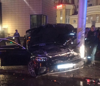 Mersedes впечатался в столб в центре Новосибирска — водитель погиб