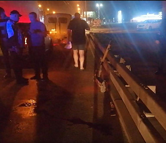 Самокатчик погиб под грузовиком у развязки Бугринского моста