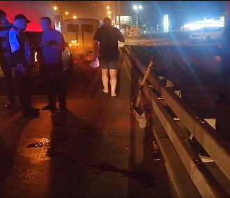 Самокатчик погиб под грузовиком у развязки Бугринского моста