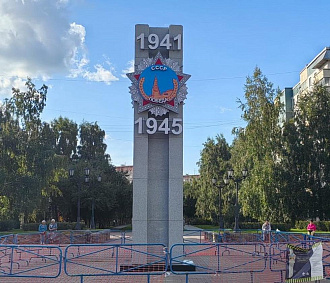 На бульваре Победы отремонтировали памятную стелу с орденами
