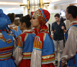 Платья немцев и татар показали в День народного единства в ДКЖ