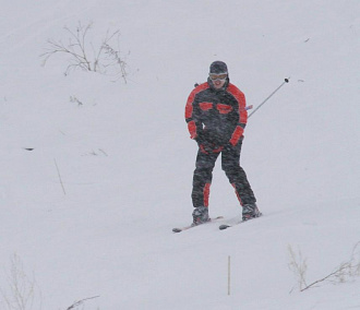 Незрячий лыжник впервые спустился с горы в Новосибирске