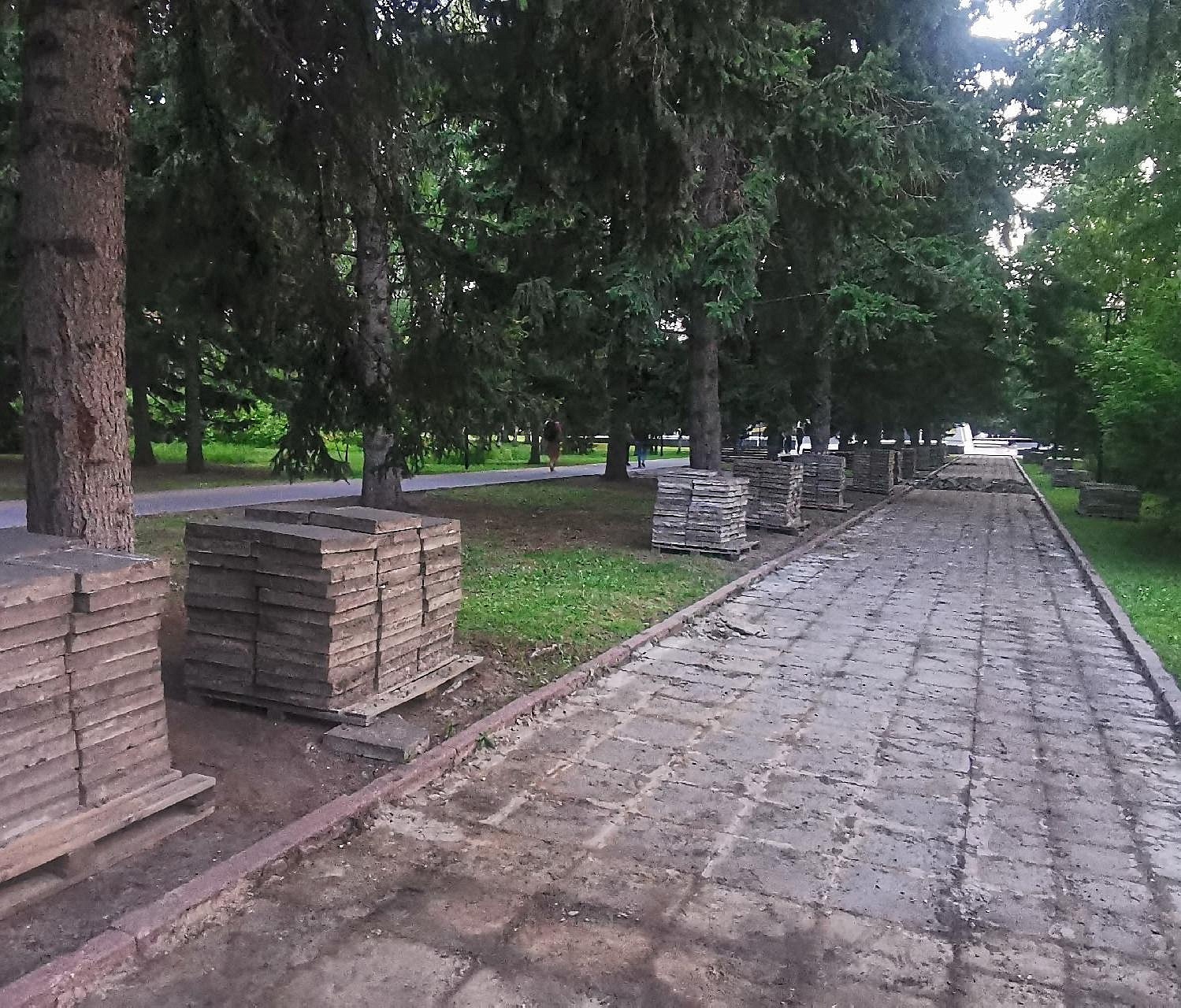 На Монументе Славы стартовал большой ремонт пешеходной аллеи