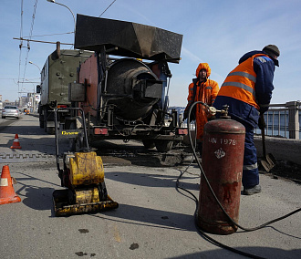Весенний ремонт дорог: зачем асфальт сыплют в лужи в Новосибирске