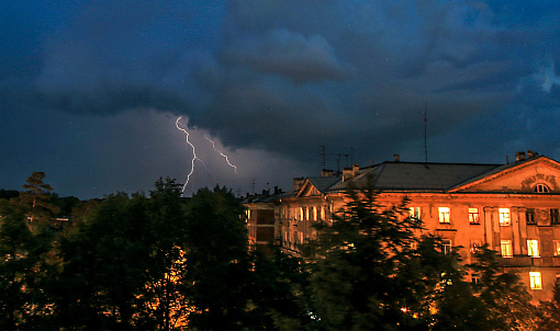 Молния ударила в башенный кран во время ночной грозы в Новосибирске