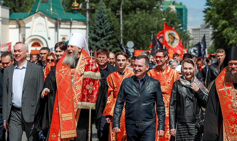 Мэр Кудрявцев прошёл крестным ходом по центру города с тысячами человек