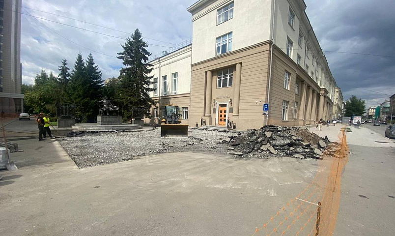 Слой асфальта сняли рядом с памятником Глинке — что происходит