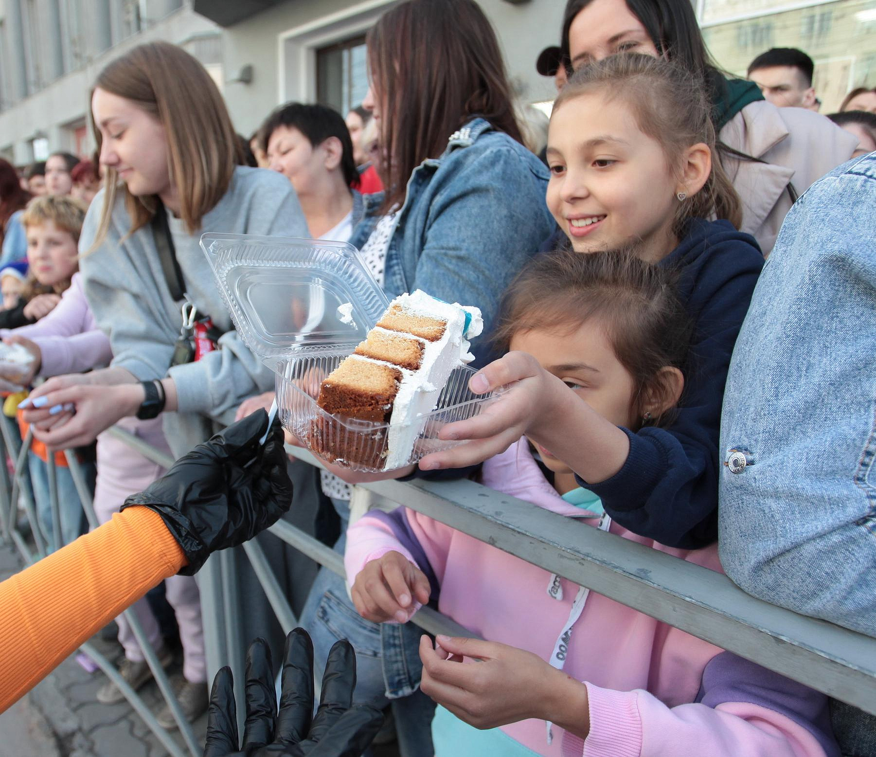 Кондитеры бесплатно накормят прохожих десертами на площади Ленина