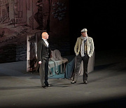 «12 стульев» с неожиданной концовкой показали новосибирской публике