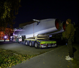 Бомбардировщик Су-24 провезли по Новосибирску ночью: фото и видео