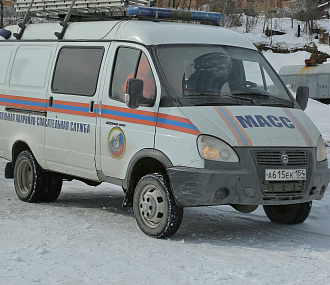 Автомобиль с женщиной-курьером провалился под лёд в Новосибирске