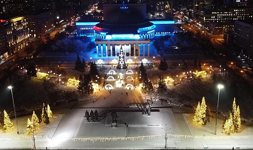 Ёлки, шары и катки в парках: как Новосибирск готовится встречать 2026 год