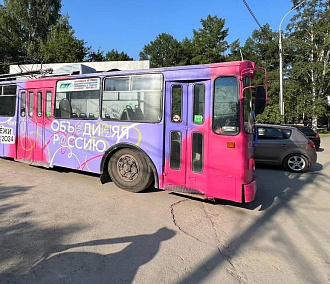 Новосибирский троллейбус №7 креативно раскрасили ко Дню молодёжи