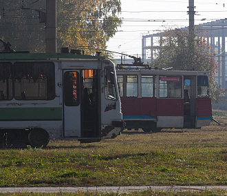 Водители трамваев пожаловались на торгующих у рельсов нелегалов с ГБШ