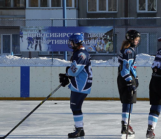Хоккейную коробку оснастили душевой и раздевалками в Новосибирске