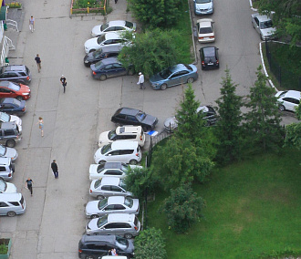 «ПаркНет-М» выявил 220 припаркованных на газонах авто в Кировском районе