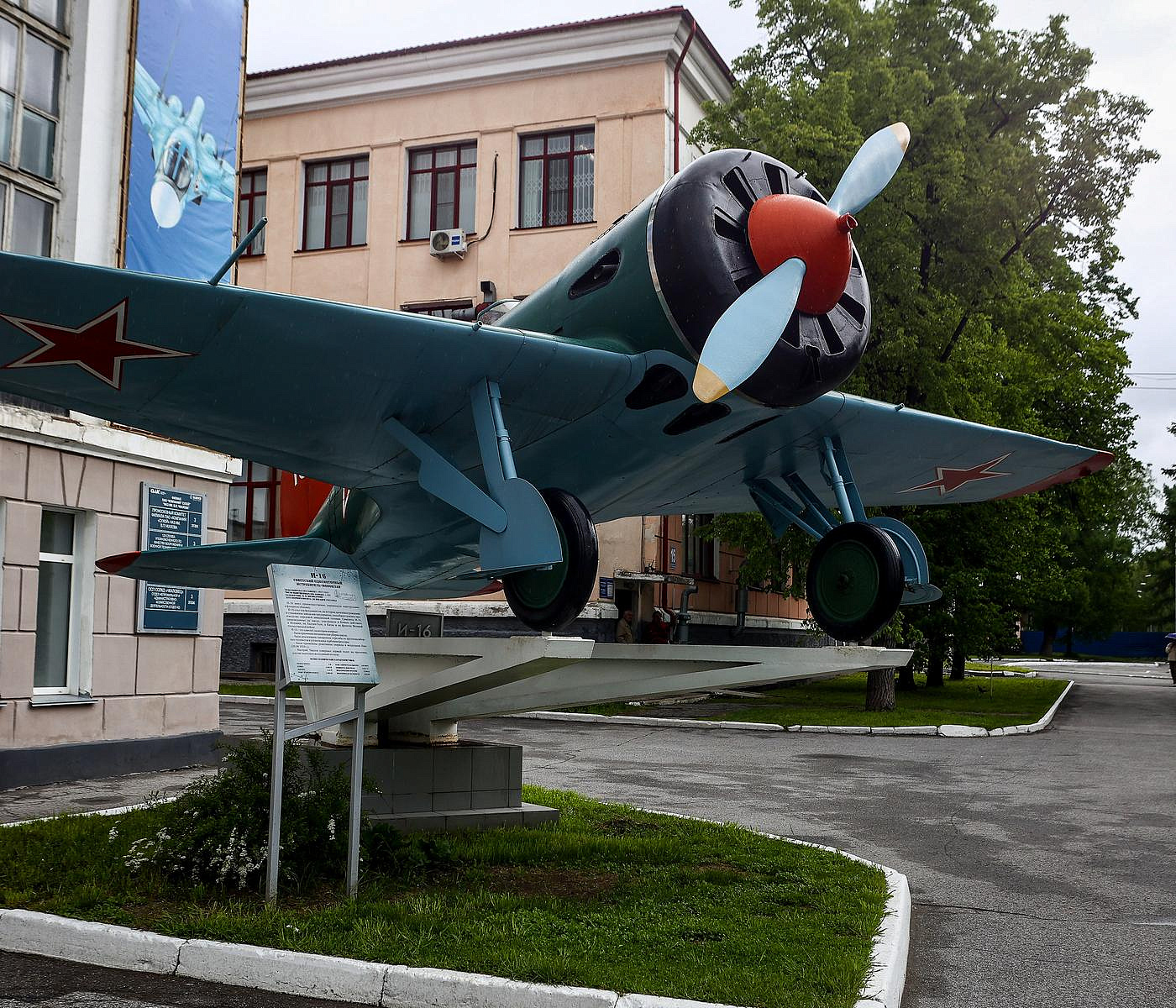 Какие самолёты и танки стоят на вечном приколе в Новосибирске: фотообзор