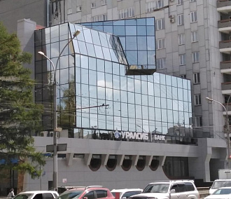 Офисную «стекляшку» на Красном проспекте продают за 180 миллионов