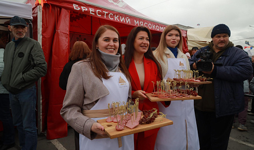 Колбасу с углём и маринованный чеснок предлагают на белорусской ярмарке