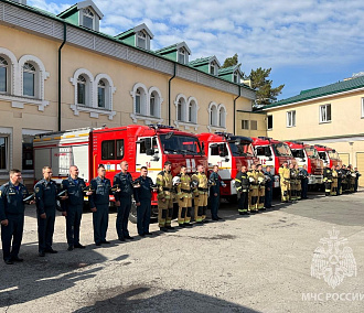 Семь пожарных автоцистерн освятили у храма в Новосибирске