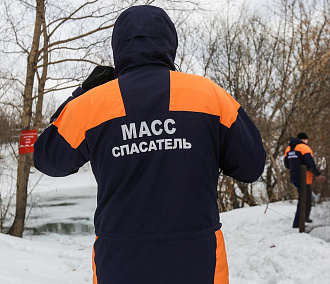 Пустую легковушку вытащили из Оби новосибирские спасатели