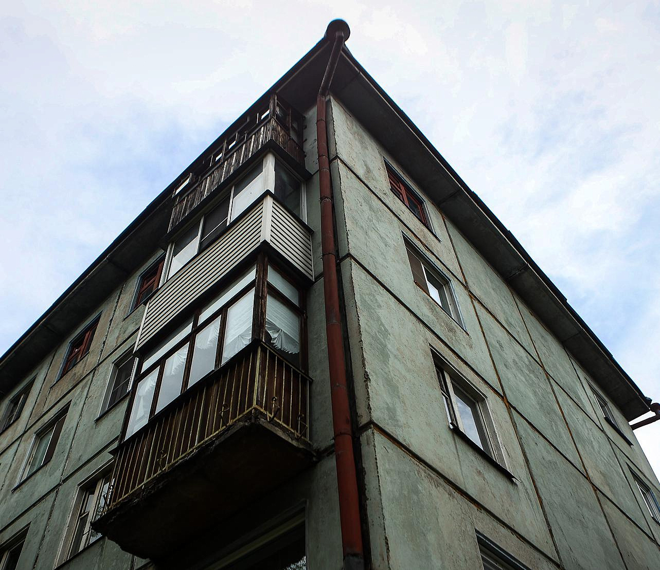 Половину семей расселили из ветхой пятиэтажной хрущёвки в Новосибирске