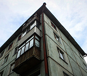 Половину семей расселили из ветхой пятиэтажной хрущёвки в Первомайке