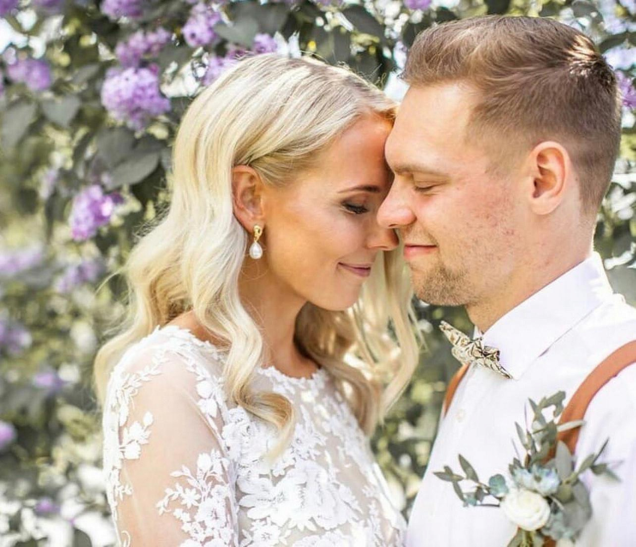Вратарь хоккейной «Сибири» женился на блондинке с двойным именем