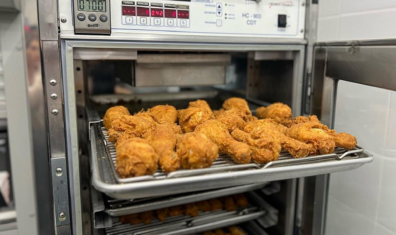 Возвращение куриного бренда: экскурсия на кухню «Ростикса»