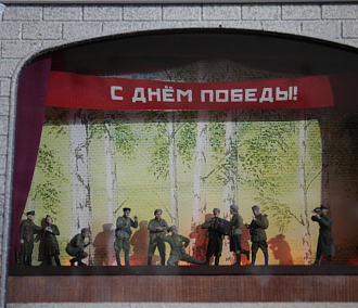 Диораму о Дне Победы создал микроминиатюрист из Новосибирска