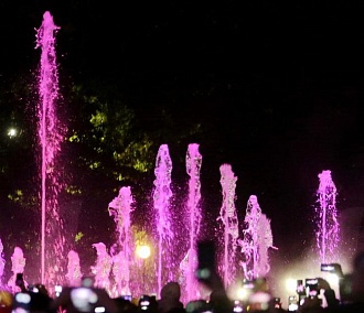 Шоу в струях: светомузыкальный фонтан запустили в Центральном парке