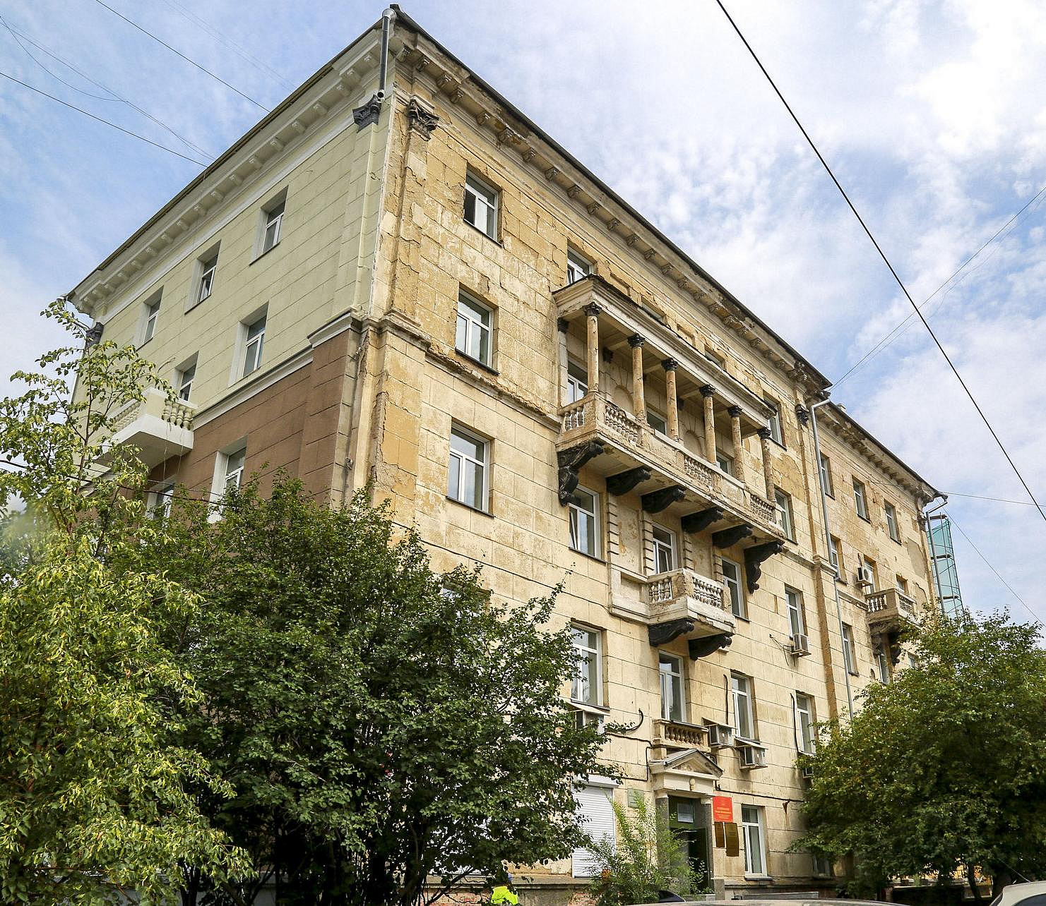 Один из самых красивых домов начали реставрировать в центре Новосибирска