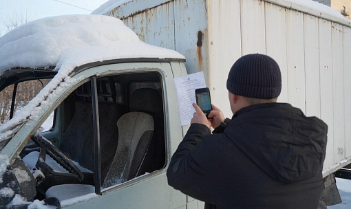 Долой «подснежники»: машины без номеров и стёкол увозят на штрафстоянку
