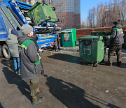 Мусоровозов добавили на левый берег после ухода прежних подрядчиков