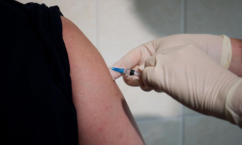 место инъекции под лопатку. прививка детям. дети на прививке. прививка под. прививка под.