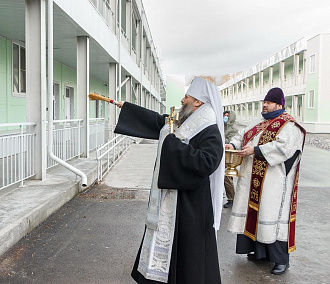 Ковидный госпиталь в Новосибирске окропили святой водой