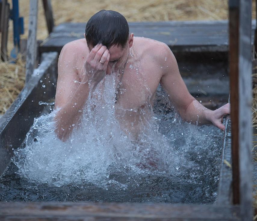 Крещение-2023: в ледяной воде искупались больше 10 000 новосибирцев
