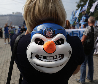 Снеговик хоккейной «Сибири» пришёл на урок в новосибирской школе