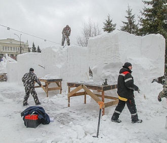 Самолёт и партизана с танками делают снежные скульпторы в Новосибирске