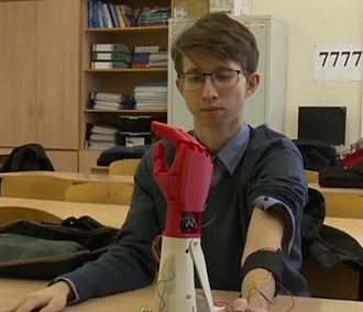 Кибернетическую руку из пластика создали новосибирские студенты